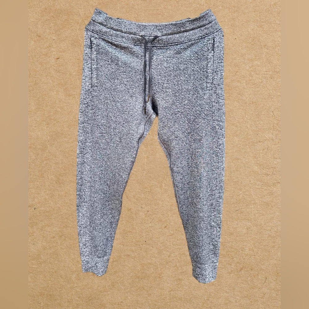 Lululemon Women’s jogger, size 6, great condition, no tear, rips, stains.